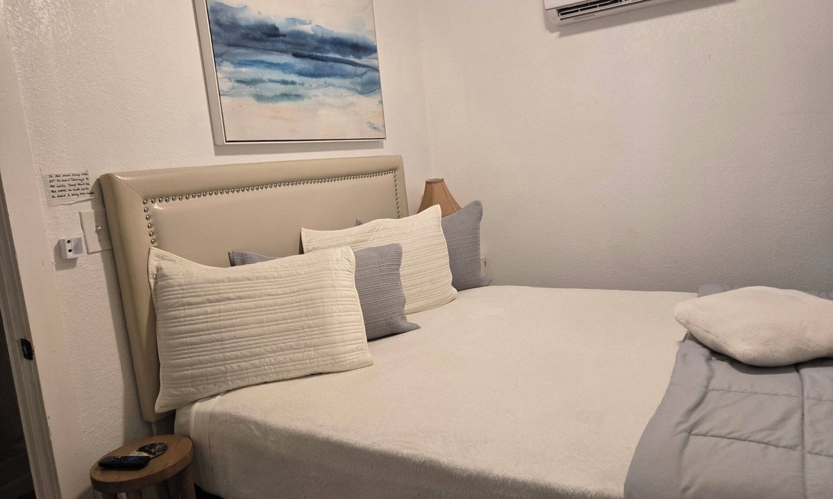 Inwood House | Charming 1-bedroom guesthouse with pool view WiFi and AC in Winter Haven