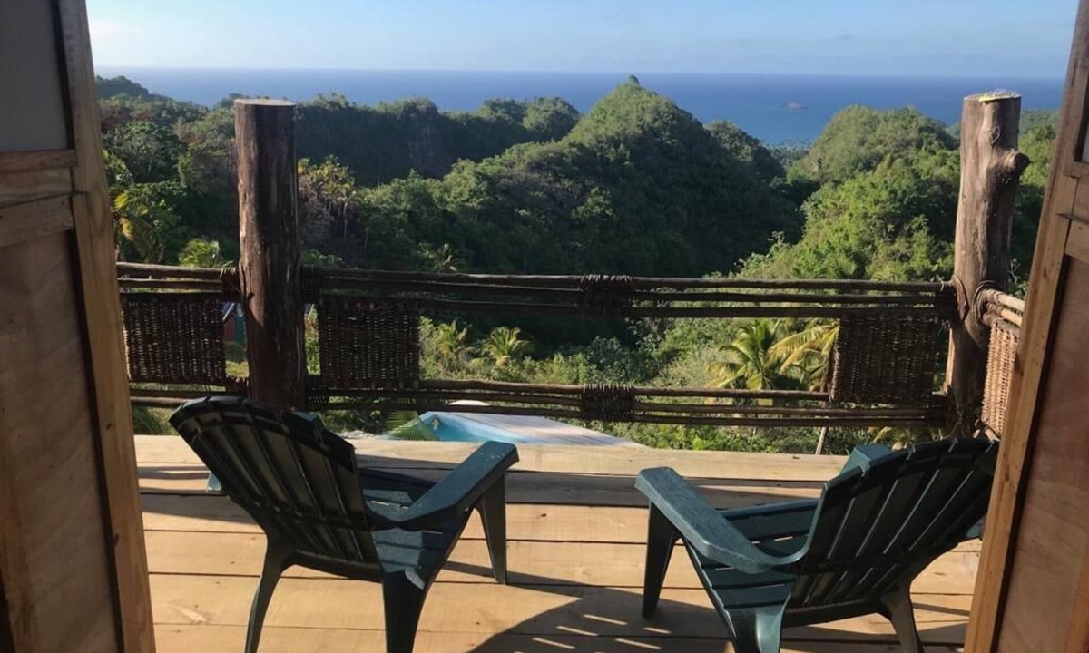 Puerto Bahia House | Charming 2-bedroom farmhouse in enchanting El Limón with WiFi