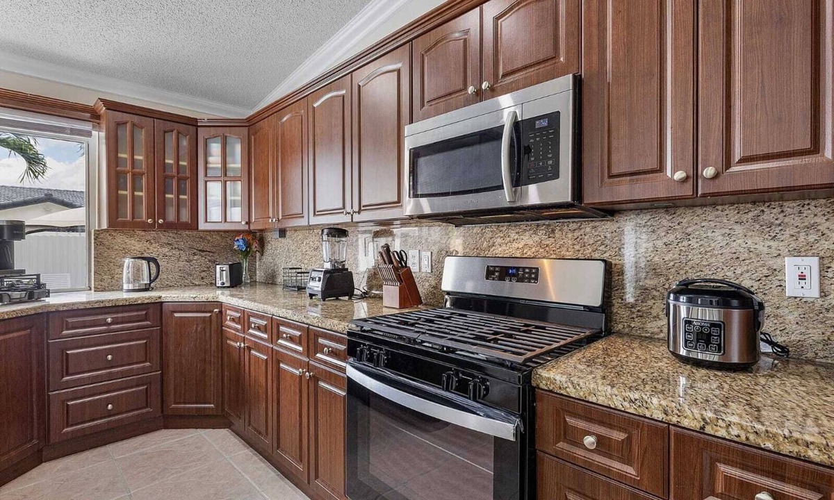 Richmond West House | Charming 3-bedroom house with AC, POOL, WORK SPACE ,WiFi in delightful Miami