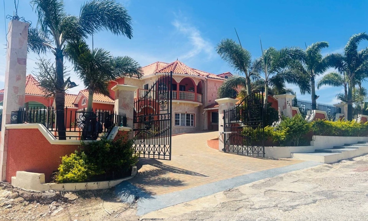 Silver Sands Apartment | Charming 3-bedroom apartment with Pool, WiFi, AC in enchanting Duncan’s Bay