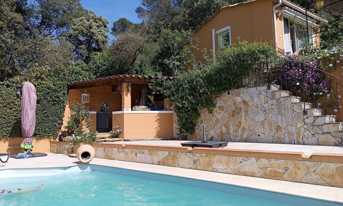 Evenos Apartment | Charming air-conditioned studio with swimming pool for 2 people