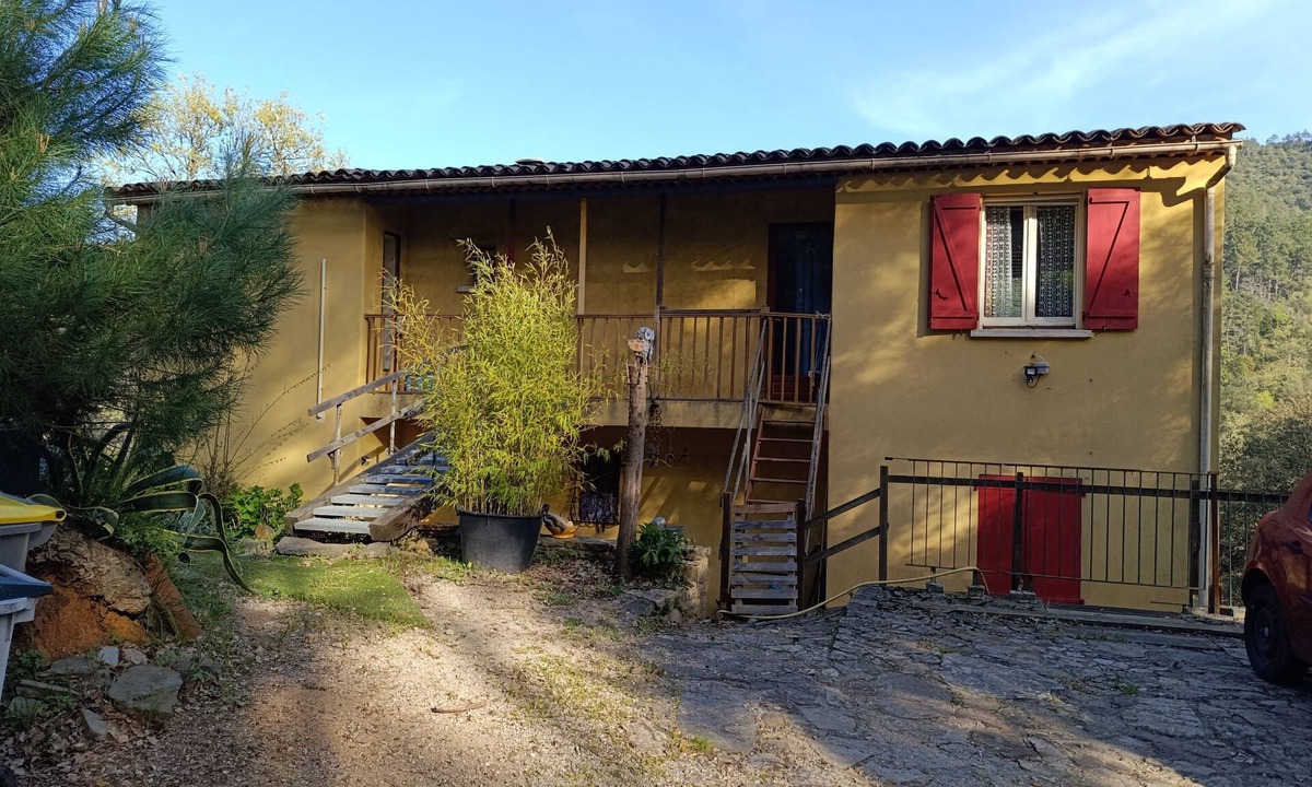 Les Mayons Apartment | Charming, cheap apartment in picturesque Maures village