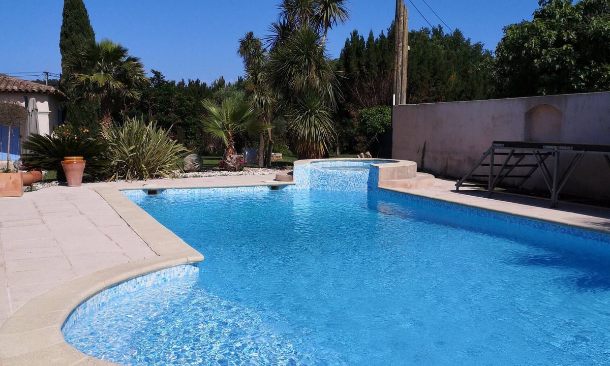 Le Muy House | Charming outbuilding with pool near the sea