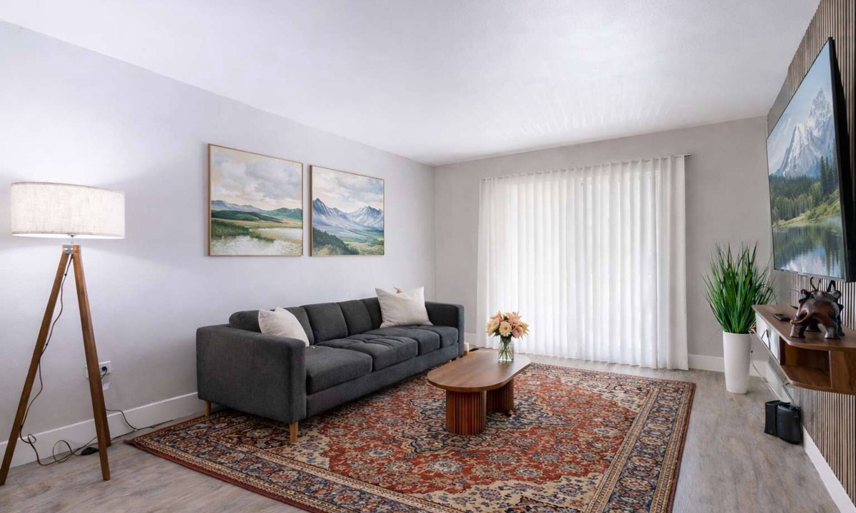 Beach Park Apartment | Chic South Tampa Retreat 2 King Beds Pool, Gym & Prime Walkable Location