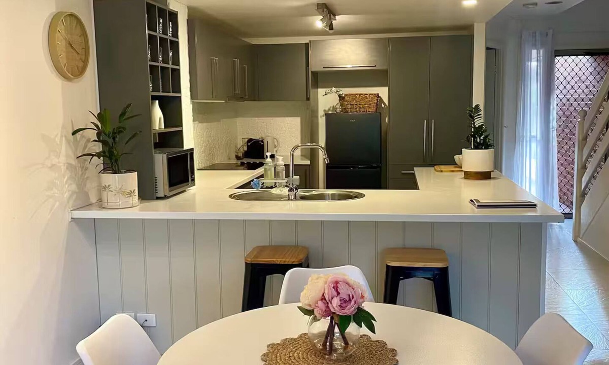 Labrador House | Close to Surfers Paradise - Long stays. Comfortable, modern townhouse