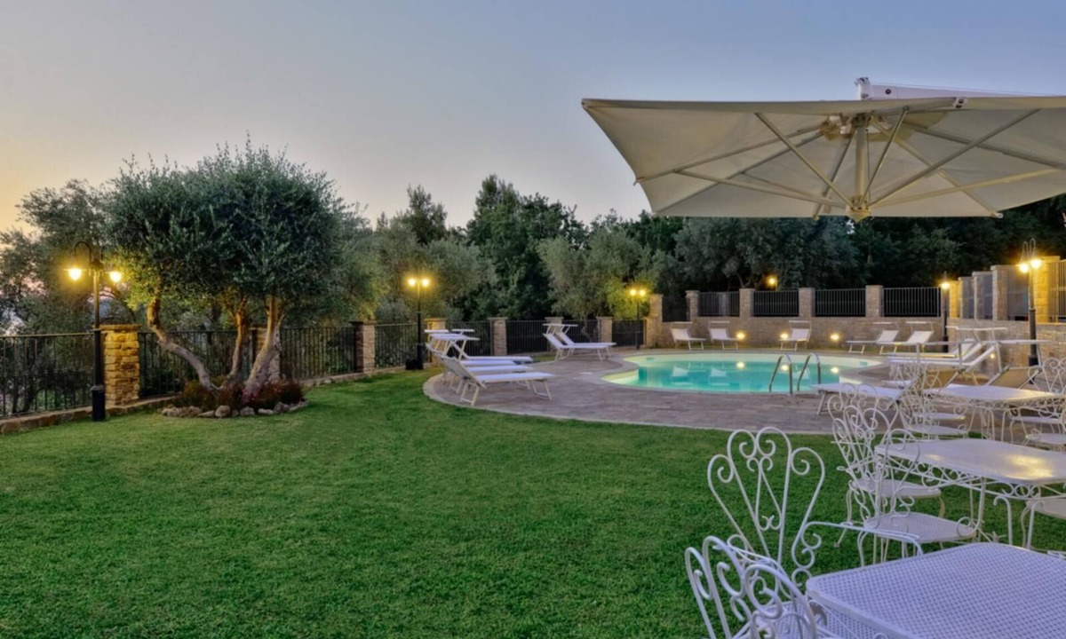 Santa Maria di Castellabate Villa | Coratina Apartment with private patio, in the garden and near the pool