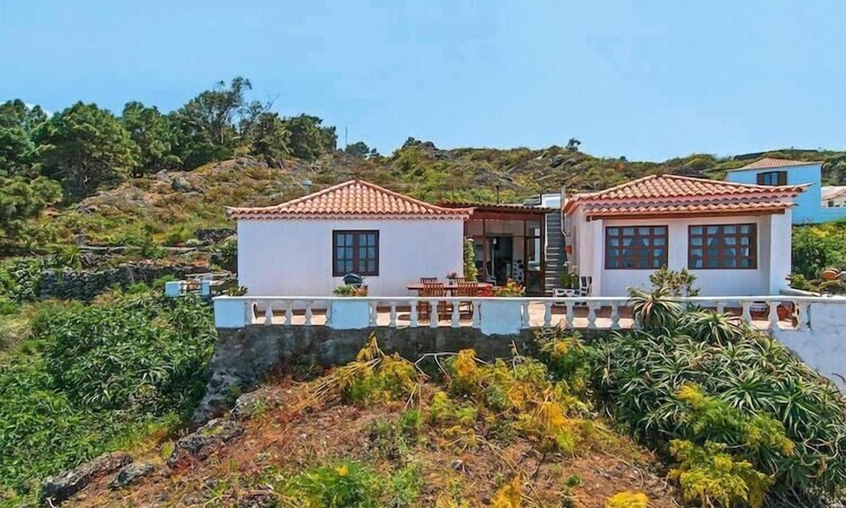 El Tanque Apartment | Coastal Apartment for 8
