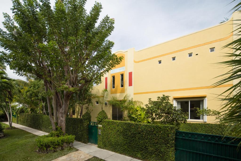 Northeast Coconut Grove House | Coconut Grove Villa Calusa