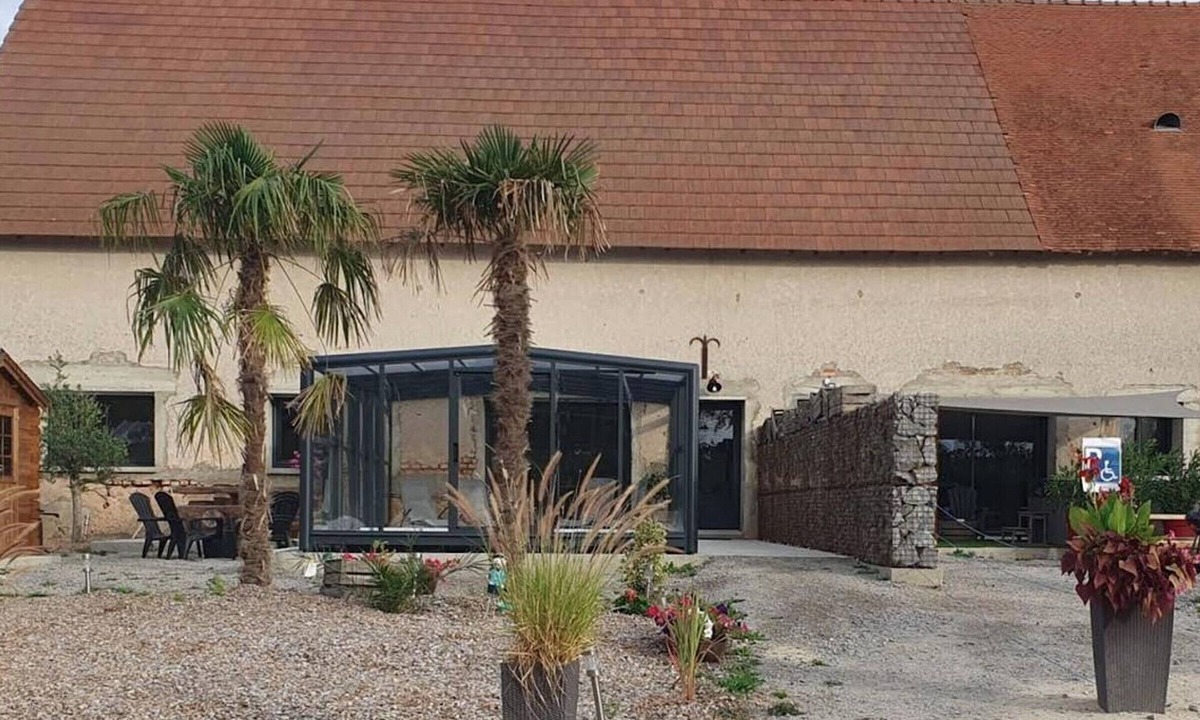 Couzon Cottage | Comfortable cottage with covered pool and spa in Couzon