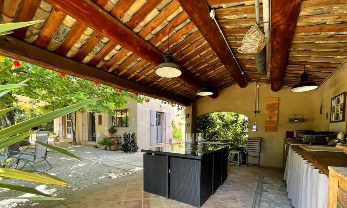 Rognes Villa | Comfortable house with large garden and jacuzzi