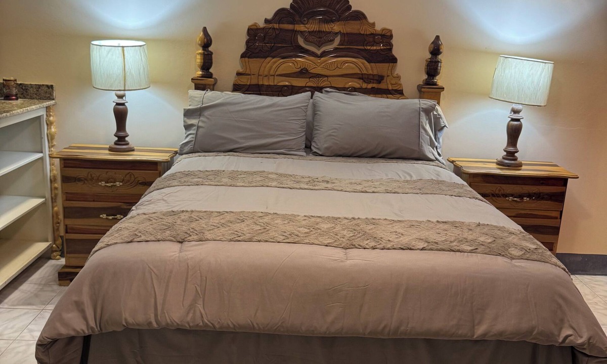 Silver Sands Apartment | Compact, luxuriously furnished studio with AC, Wifi, Smart TV, in Duncan Bay