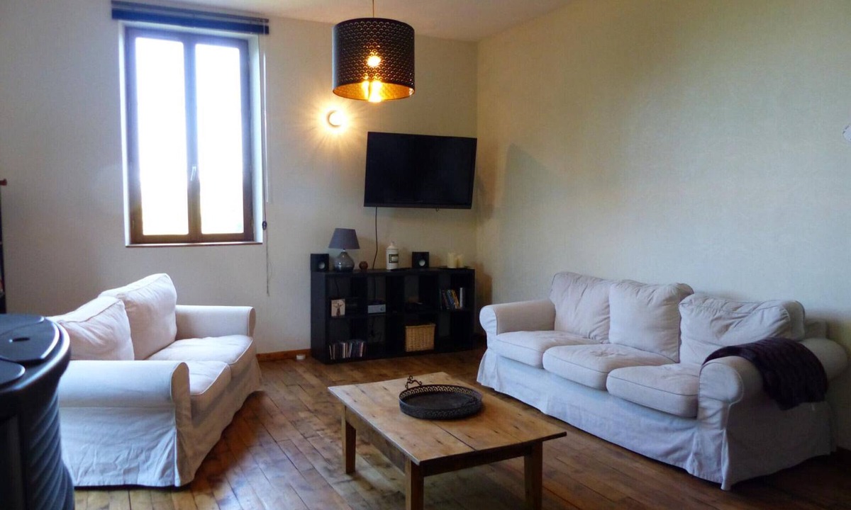 Chantelle Cottage | Contemporary 2-BR Getaway with Private Terrace, Near Scenic Hikes & Spa (Apr-Sep)