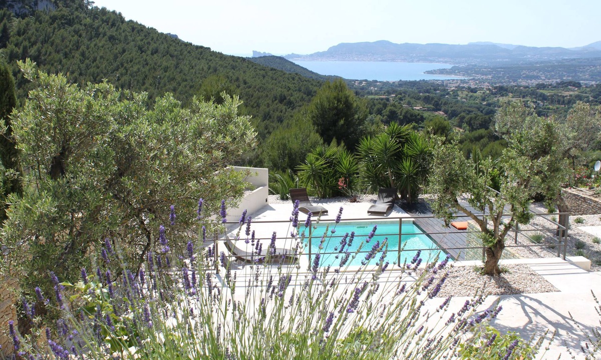 La Cadiere-d'Azur Villa | Contemporary villa, fully air-conditioned, with a stunning panoramic sea view