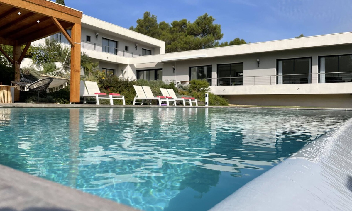 Les 3 Ponts Villa | Contemporary luxury villa.12x6infinity pool. Salt treatment. Pine forest view.