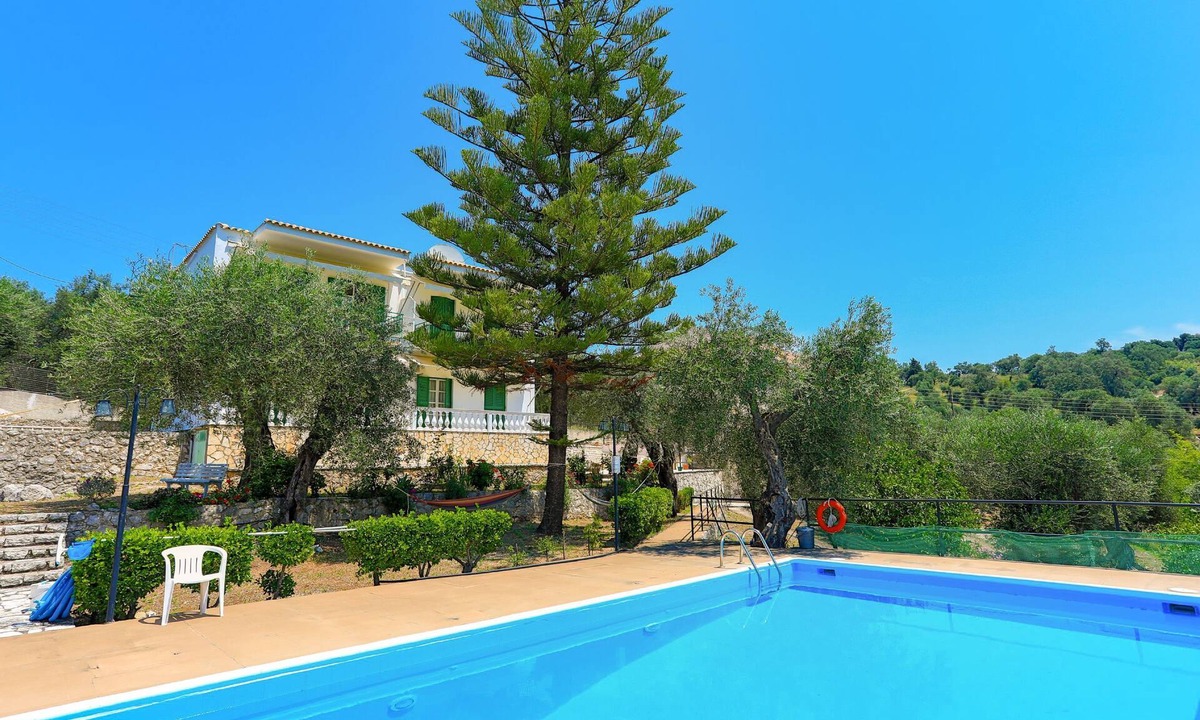 Agios Spyridon Corfu Apartment | Corfu apartment with shared pool near Saint Spyridon beach