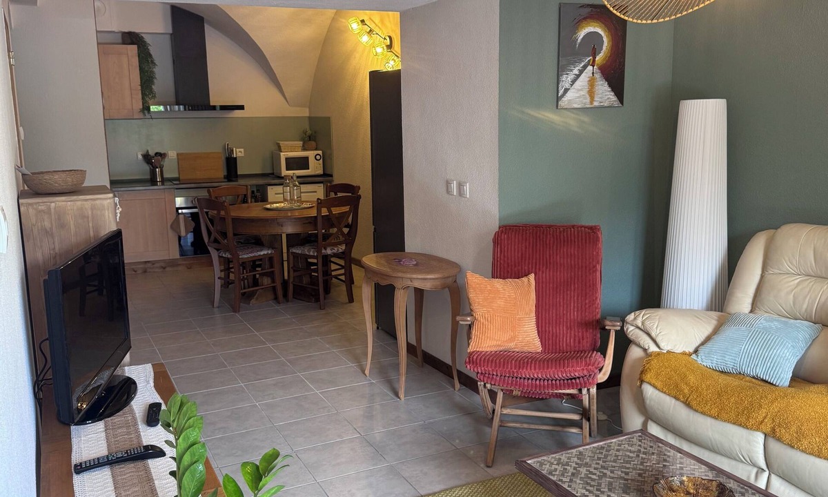 Chateauroux-les-Alpes Apartment | Cosy apartment under vaulted ceiling-6 people- Le Secret d'Adèle