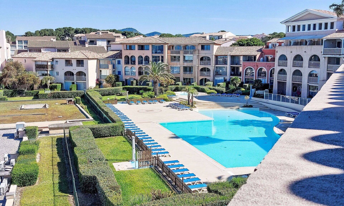 Six-Fours-les-Plages Apartment | Cosy apartment for 6 people with pool, WIFI, TV, terrace and pets allowed