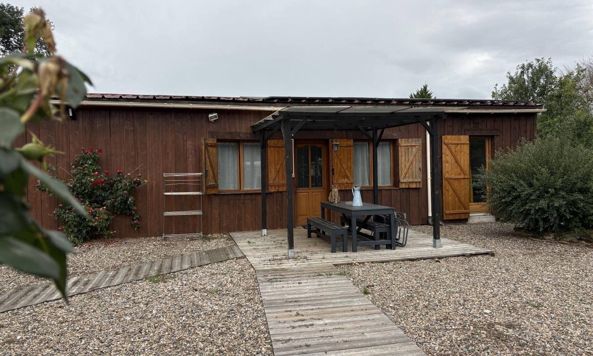 Le Theil Cottage | Cottage with covered pool in Auvergne