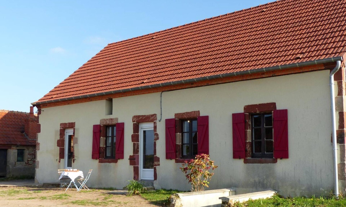 Vaumas Cottage | Country holiday home, pets allowed