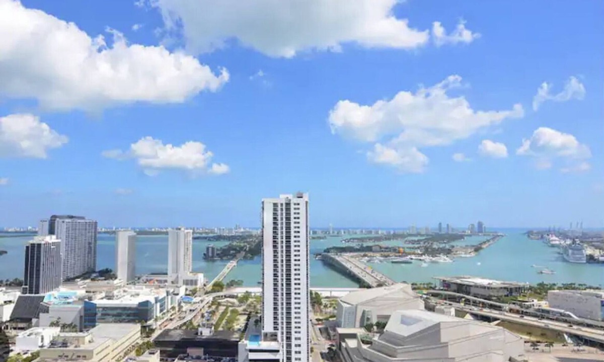 Town Square Apartment | Cozy 1br city view condo
