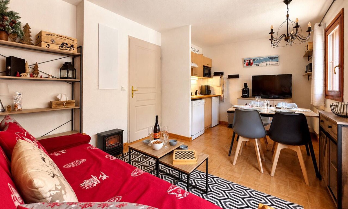 Flumet Apartment | Cozy apartment at the foot of the slopes with pool and pets allowed
