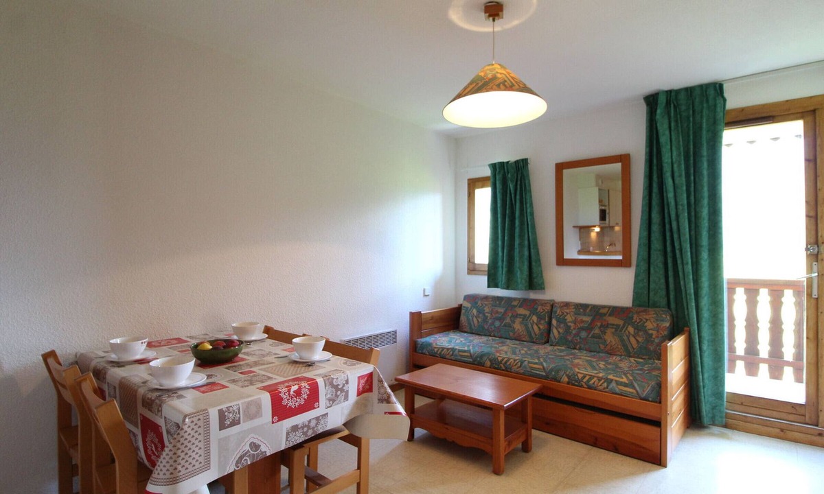 Termignon Apartment | Cozy apartment for 4, ski-in/ski-out, balcony and Wifi
