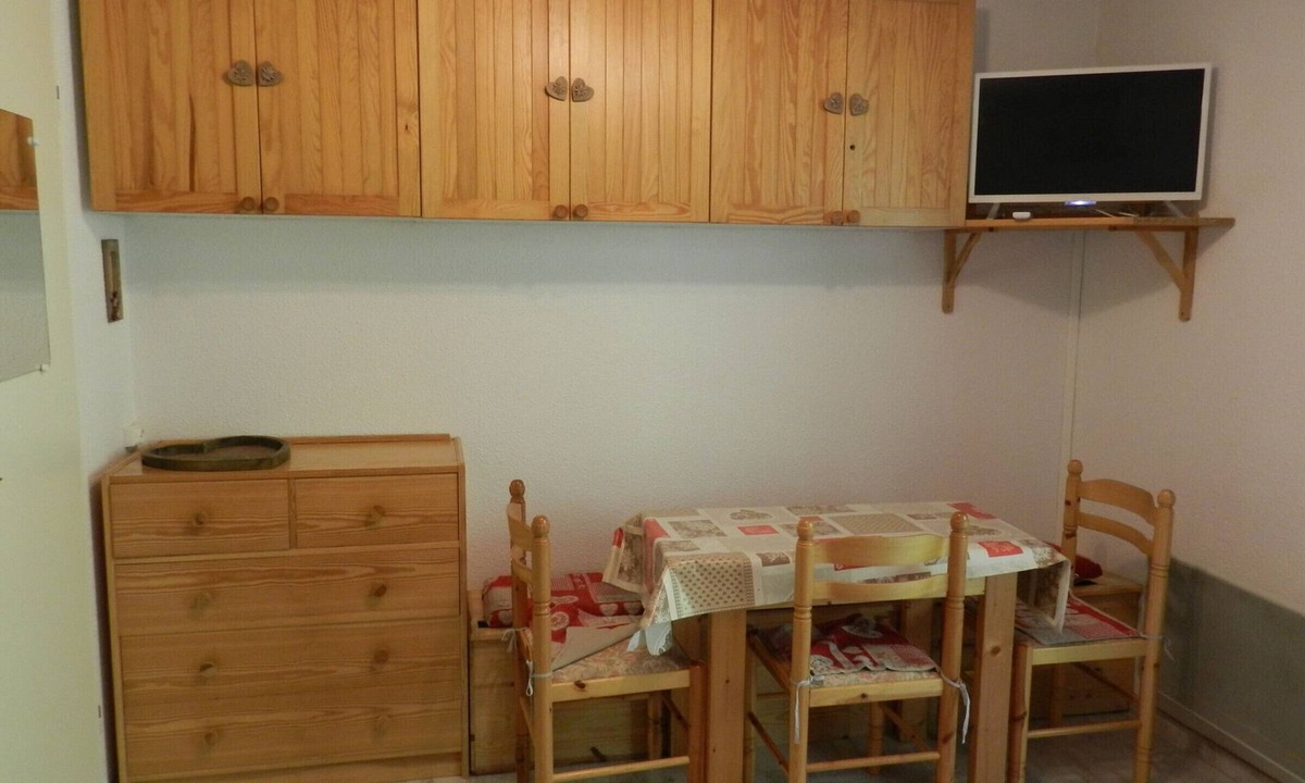 Le Pleynet Apartment | Cozy Apartment for 5, Ski-in/Ski-out, Balcony, Near Slopes and ESF, Free Parking