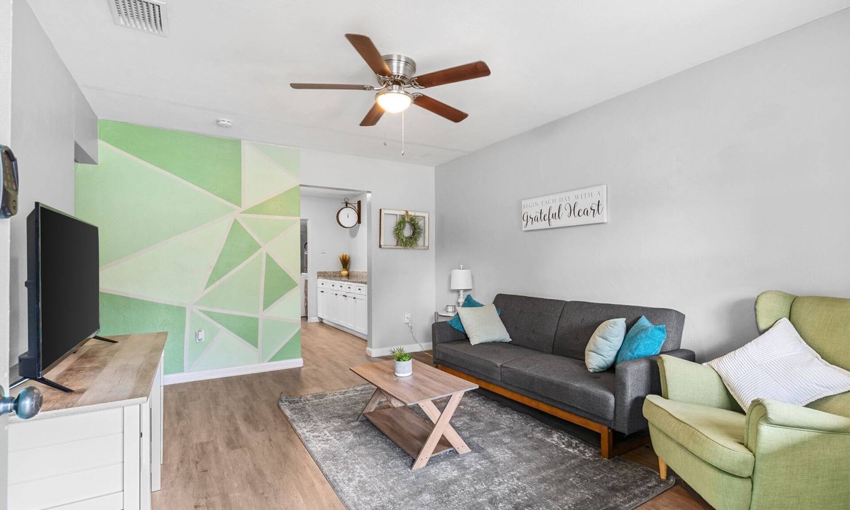 Winter Haven House | Cozy Haven Retreat | Near Legoland | Pet-Friendly