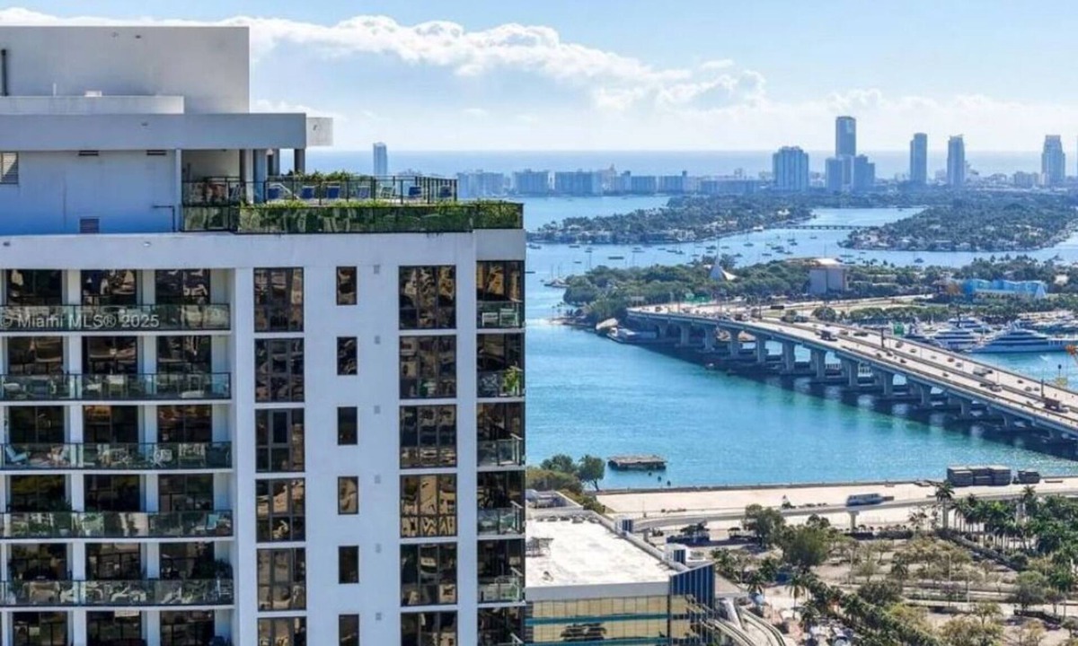 Town Square Condo | Cozy, modern 2-bedroom condo in the heart of downtown Miami -free valet parking.