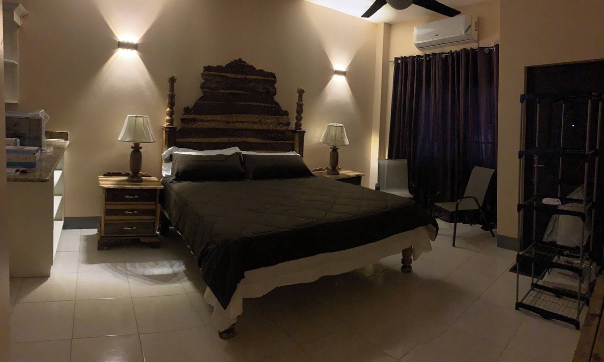 Silver Sands Apartment | Cozy, richly furnished Studio apartment in adorable Duncan Bay with AC