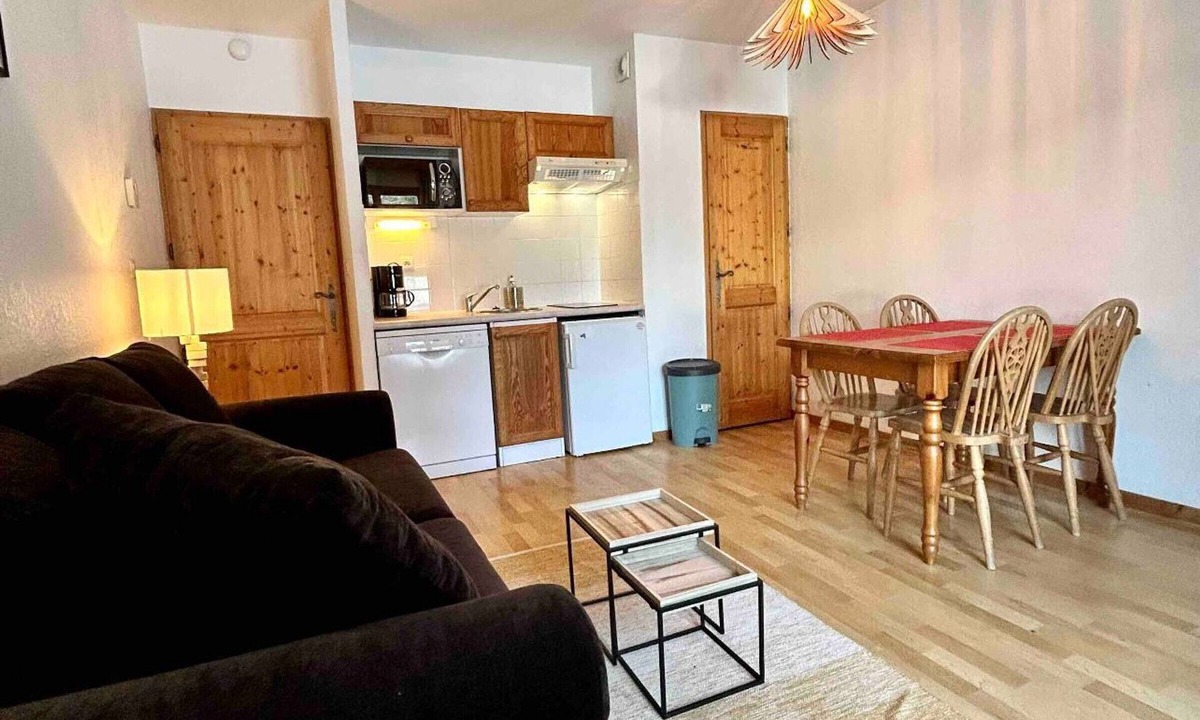 Samoens Apartment | Cozy studio with parking, pets allowed