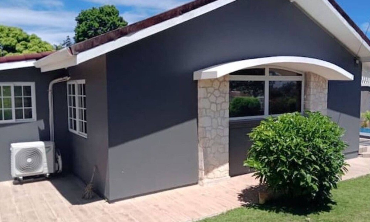 Runaway Bay Villa | Cozy Villa with Private Pool and Private Beach access included