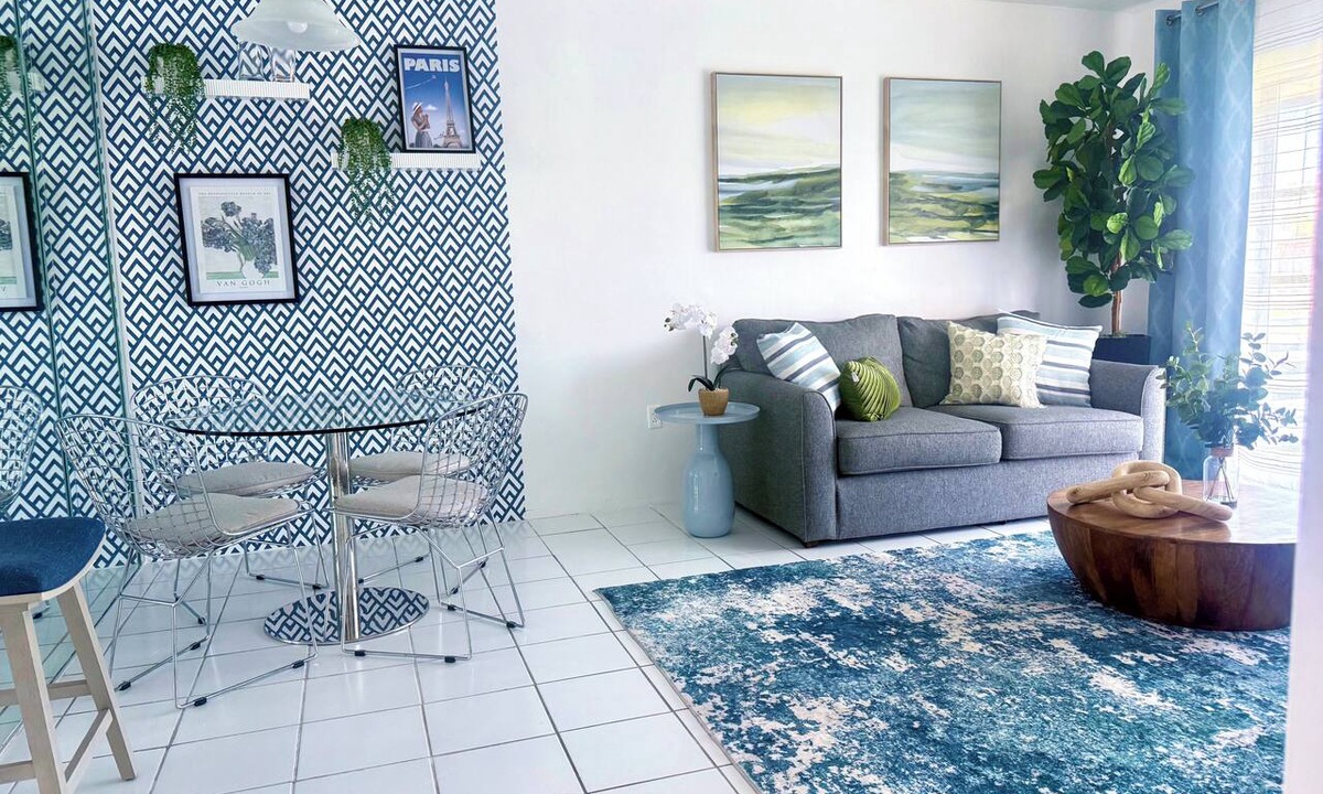 Aventura Condo | Designer’s 1-Bedrm condo 1-Block to Aventura Mall! Parking