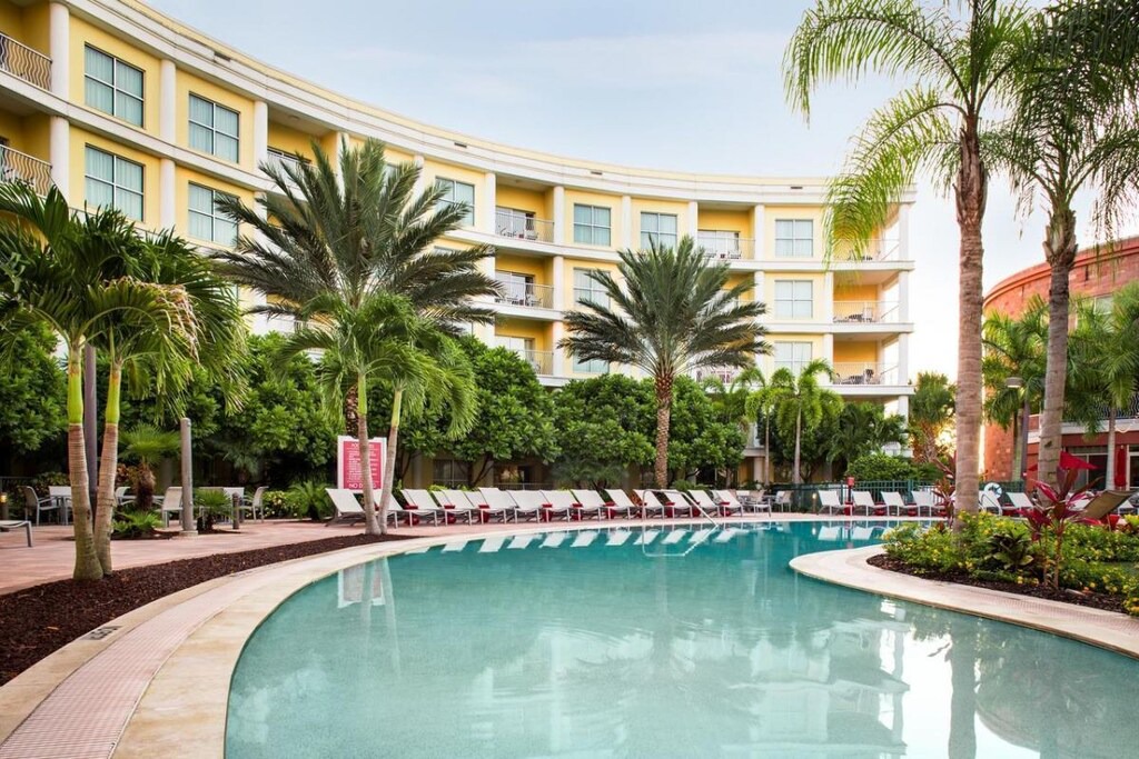Celebration Apartment | DISNEY ESCAPE, COMFY UNIT FOR 2! POOL!