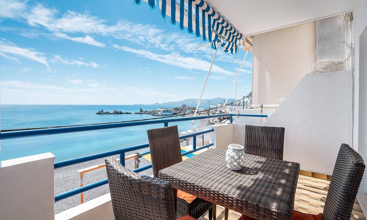 Haraki Apartment | Dorothy's Seaview Apartment with Sea View and Wi-Fi