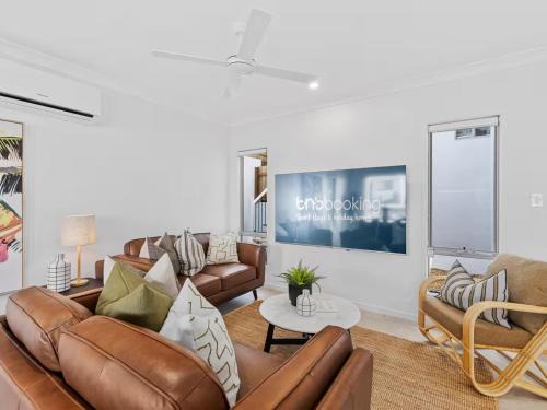 Oxenford House | Dream World Escape 4BR Oxenford - Pool, Gym BBQ