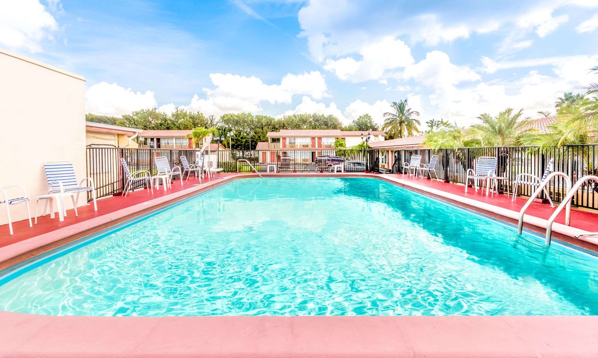 Florida City Hotel | Econo Lodge Inn & Suites