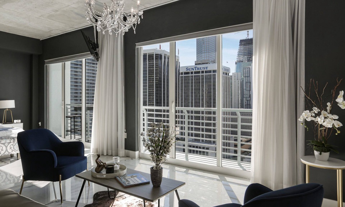 Downtown Miami Apartment | Elegant and luxurious 2/2 skyline view in downtown miami