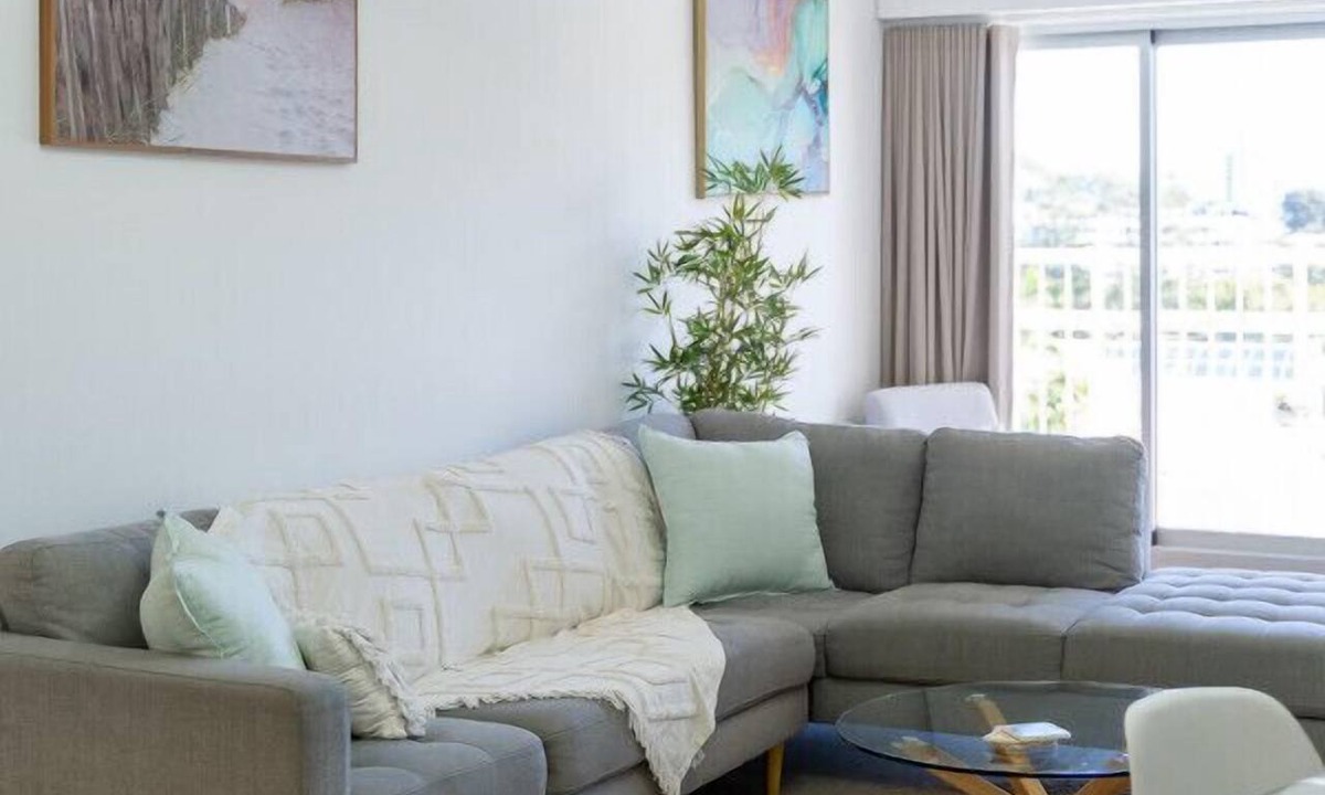 Burleigh Heads Apartment | Elegant Burleigh Headland Apartment with Balcony, Ocean and Skyline Views