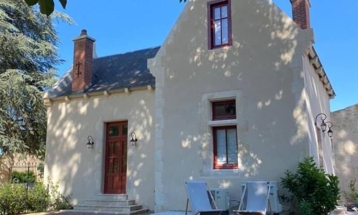 Ainay-le-Vieil Cottage | Elegant house with private garden, castle view