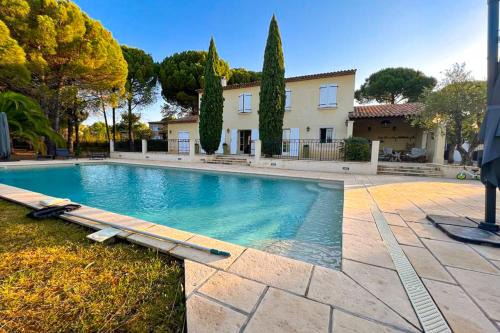 La Motte Villa | Elegant Provencal Farmhouse - 10 Guests - Pool