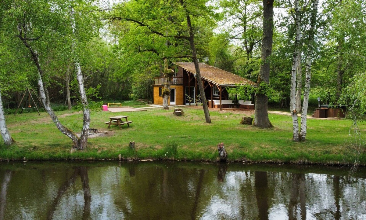 Loubeyrat Ski Chalet | Enjoy a Nordic bath by the pond