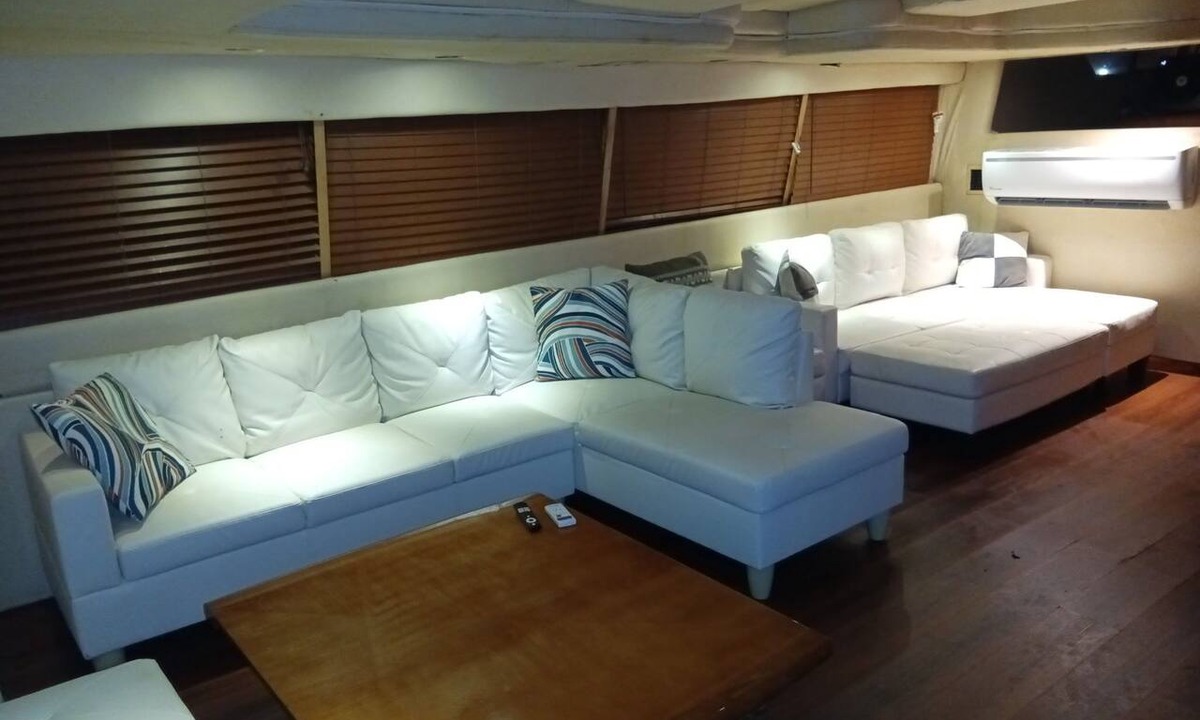 North Miami Boat Rental | Enjoyable 4-bedroom boat with AC in vibrant Miami Beach