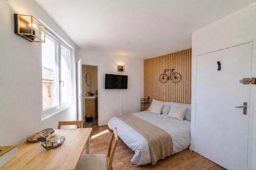 Greoux-les-Bains Apartment | Escapade à deux en Provence, Adresse calme, centre à pied, Wifi, Climatisation et Parking gratuit à 50m