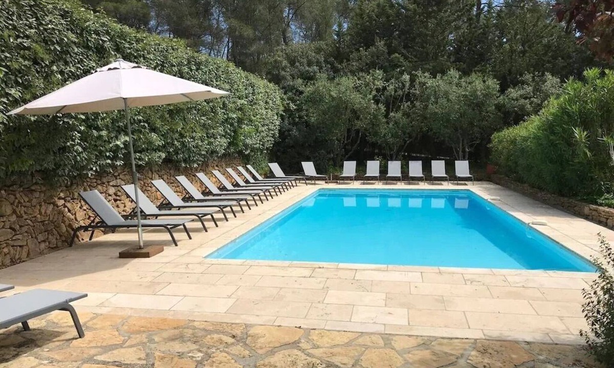 Bandol Apartment | FAMILY APARTMENT, 2-6 PEOPLE, IN PROVENVE MAS 16TH CENT., POOL, GARDEN, PARKING