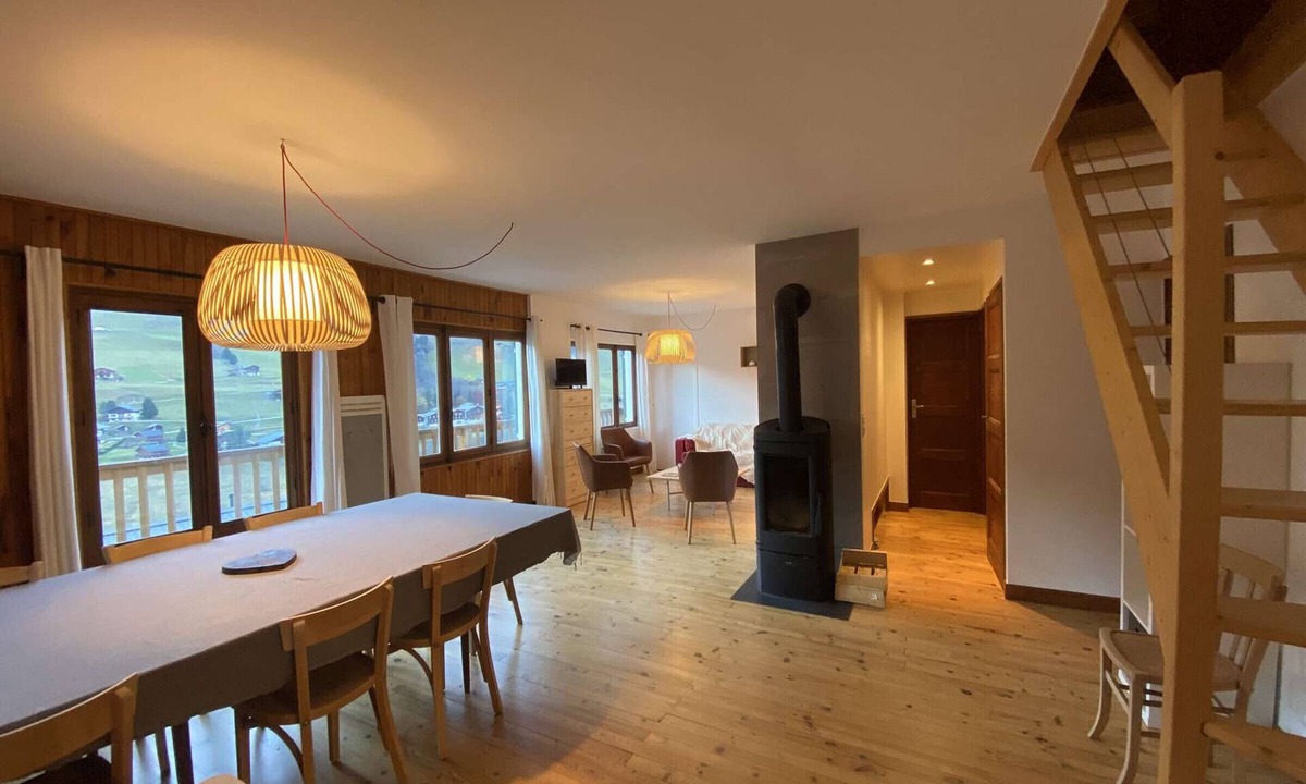 Areches Ski Chalet | Family Chalet for 8/9, 5 mins to Village Center, Mountain Views, WiFi