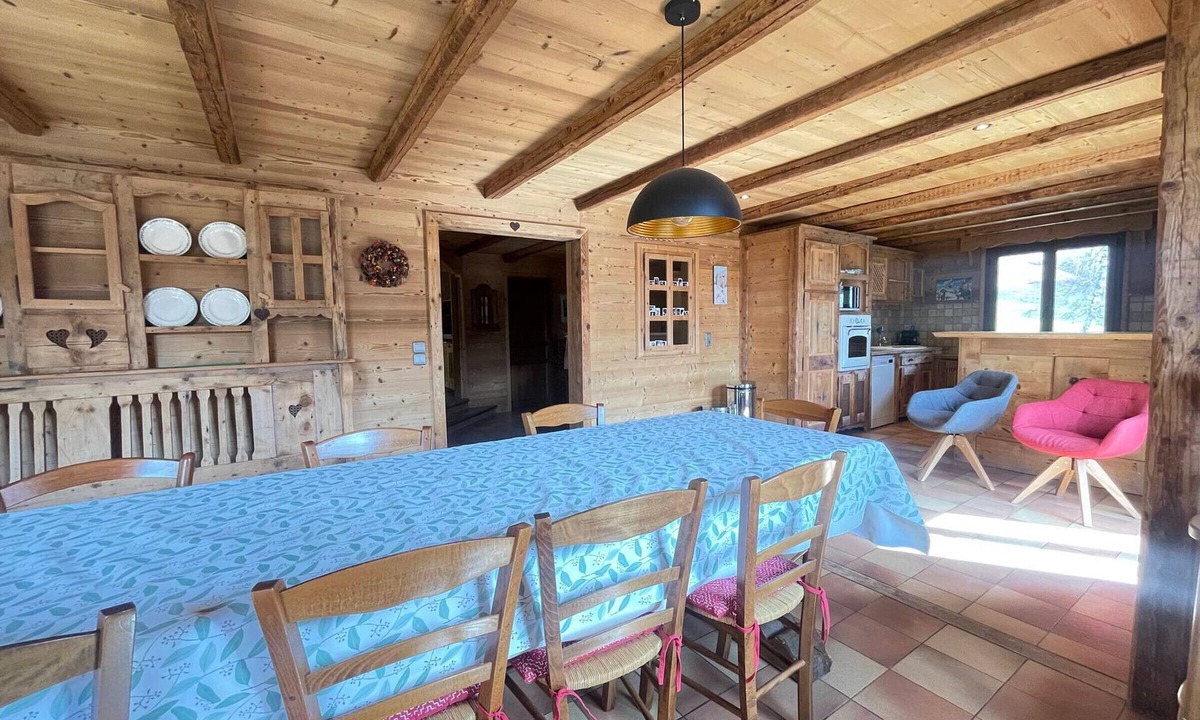 Flumet Ski Chalet | Family chalet in Flumet, 8 sleeps, balconies and garden