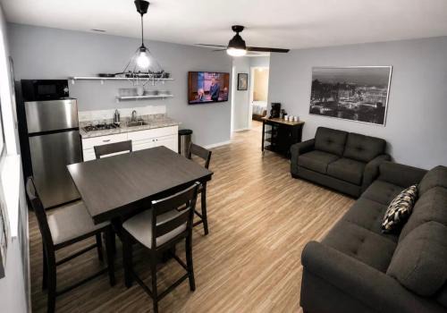 Cypress Gardens House | Family Friendly 2BR 1BA Close to LegoLand