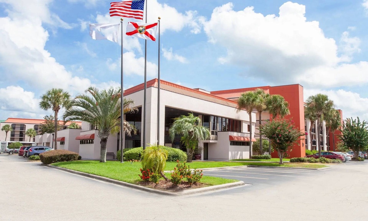 Florida Center Hotel | Family Getaway! 4 Comfy Units Close to The Wheel at ICON Park Orlando! Parking!