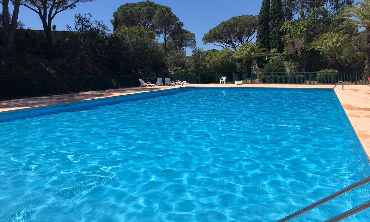 La Croix-Valmer Apartment | Farmhouse near beach in shade of umbrella pines with sea view